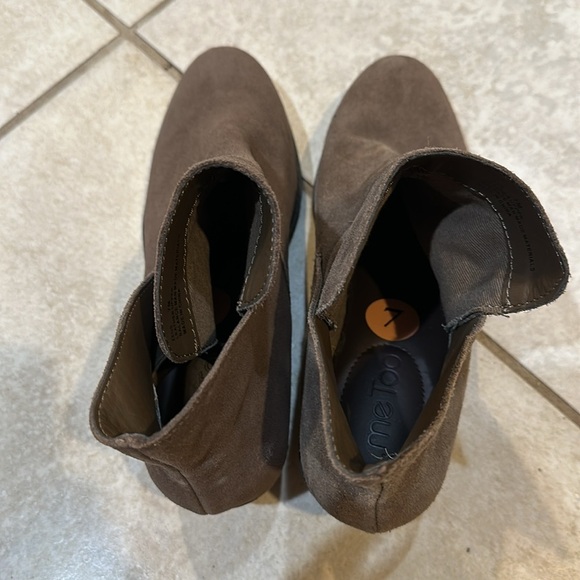 Me Too Zeus Brown Suede Low Heel Ankle Boots Booties 7 - Picture 3 of 8
